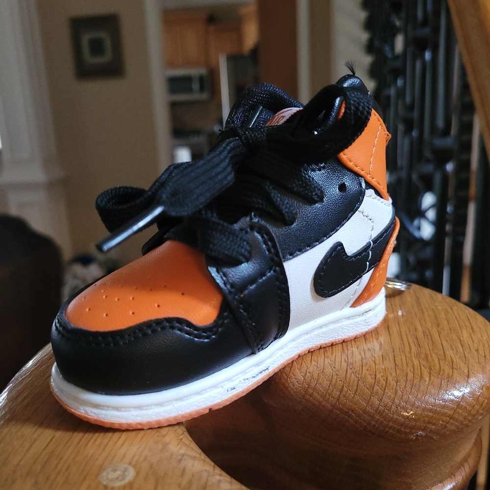 Air Jordan retro one mini sneaker power bank